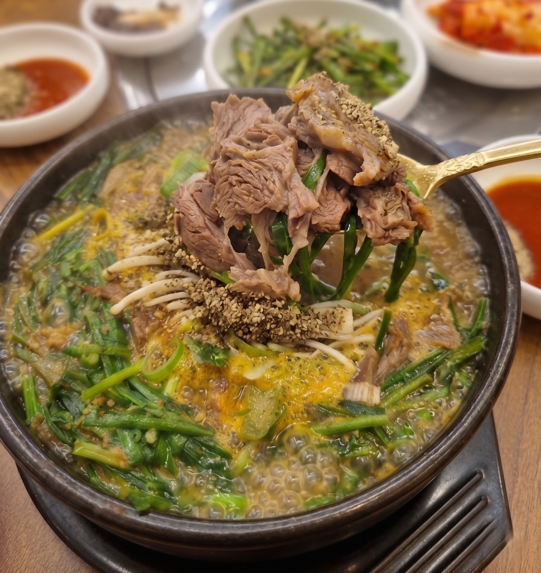 뚝배기에 끓인 흑염소 국물 요리와 고기