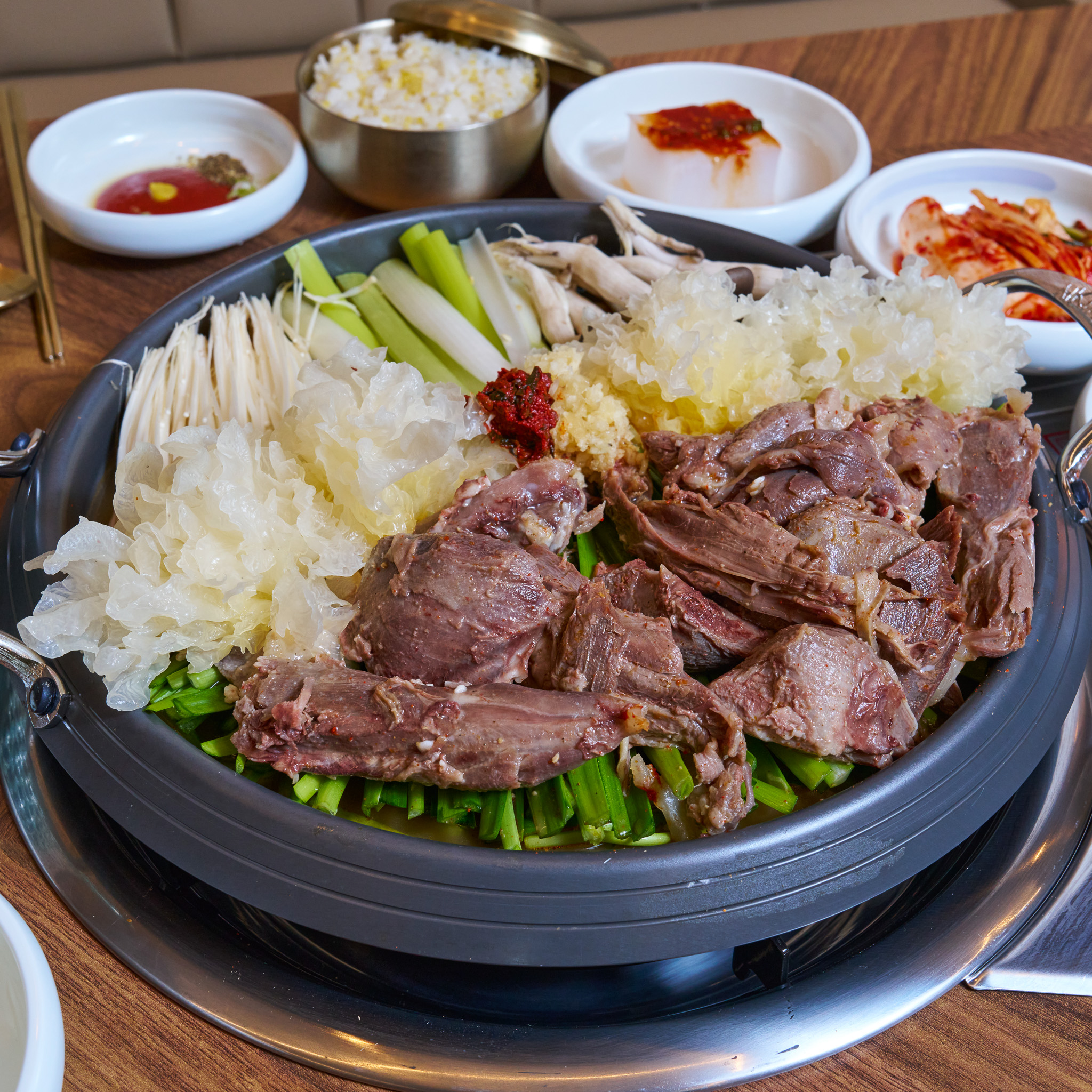 버섯과 채소를 곁들인 초월전골 사진